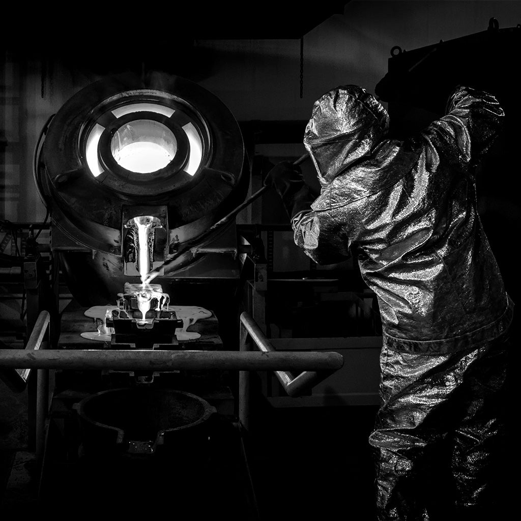 SMO Gold Yanfolia mine worker pouring melted gold