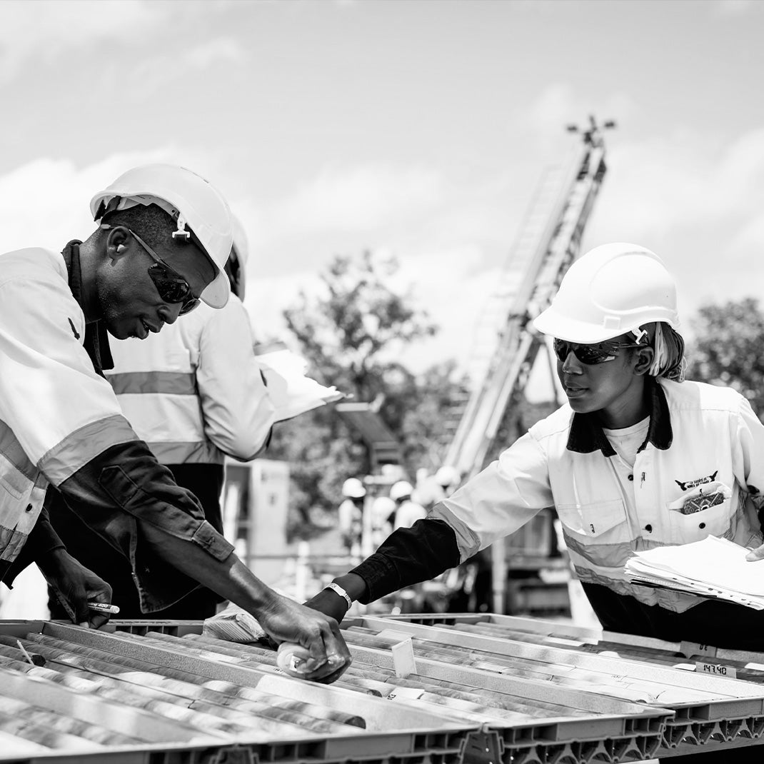 Yanfolia gold mine workers